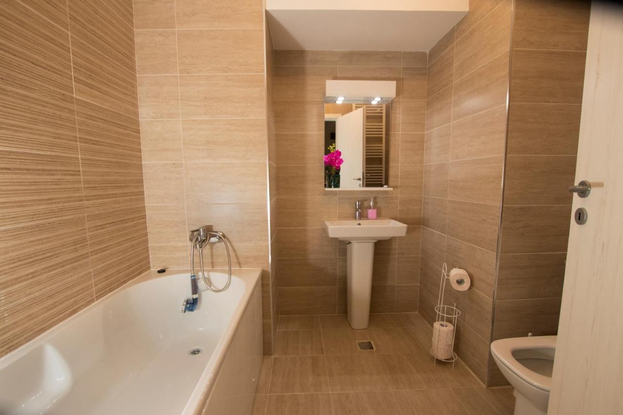 Studio Moghioros Rezidence 2 Bukares Bagian luar foto