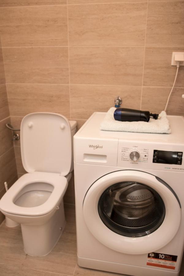 Studio Moghioros Rezidence 2 Bukares Bagian luar foto