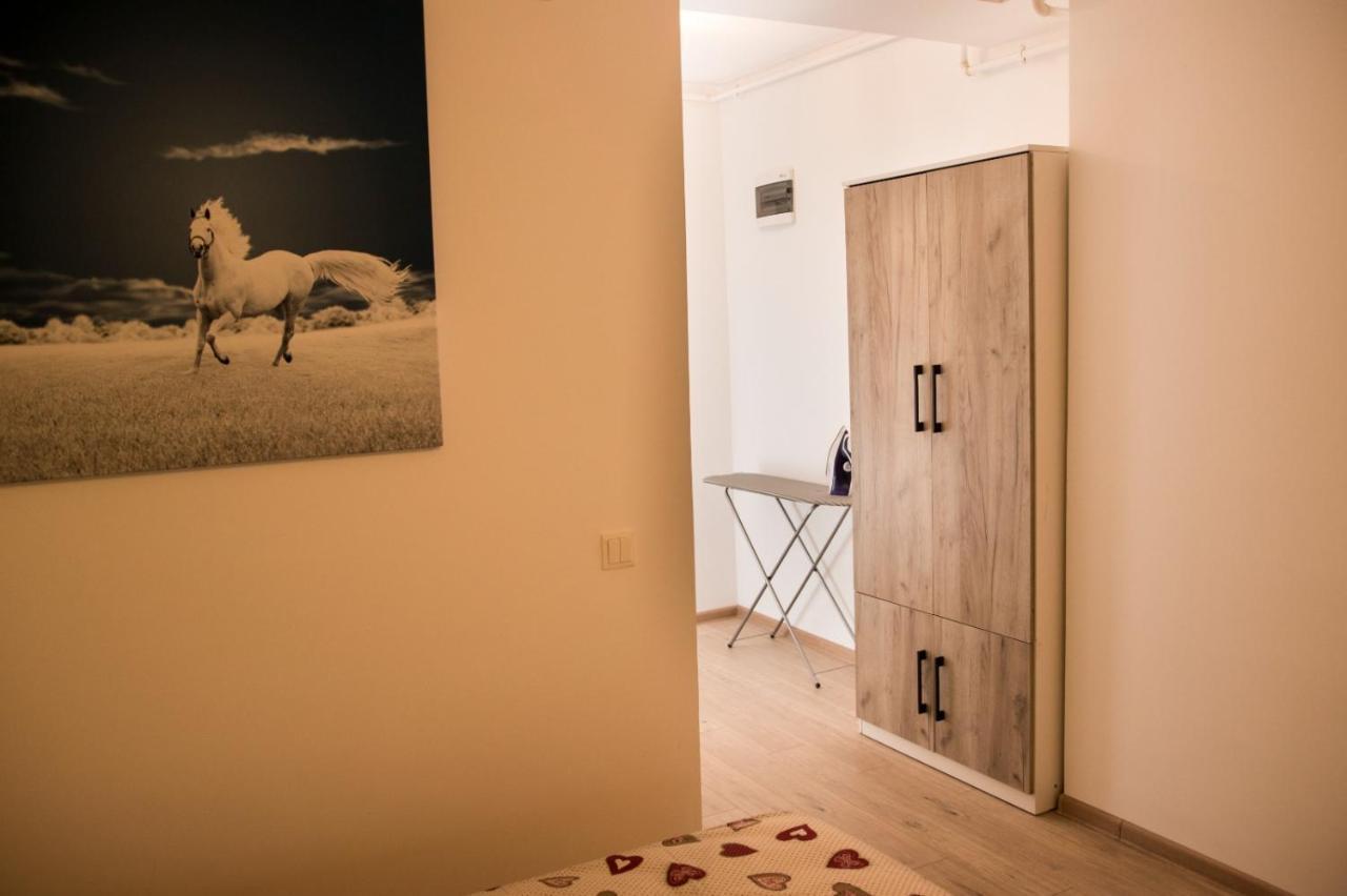 Studio Moghioros Rezidence 2 Bukares Bagian luar foto