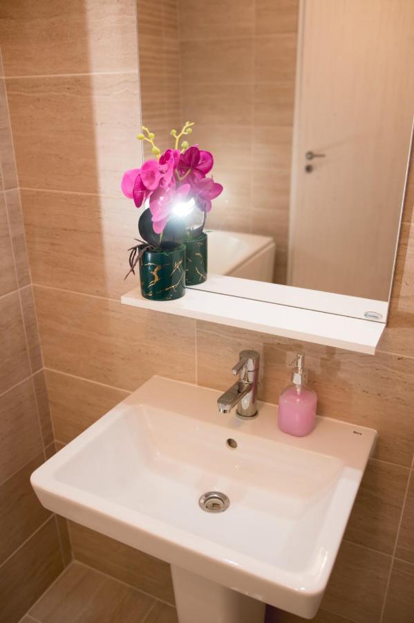 Studio Moghioros Rezidence 2 Bukares Bagian luar foto